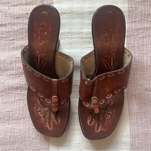 Super cute brown pumps.